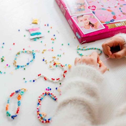 Krea-perlesæt-lav-dine-egen-armbånd-med-perler.