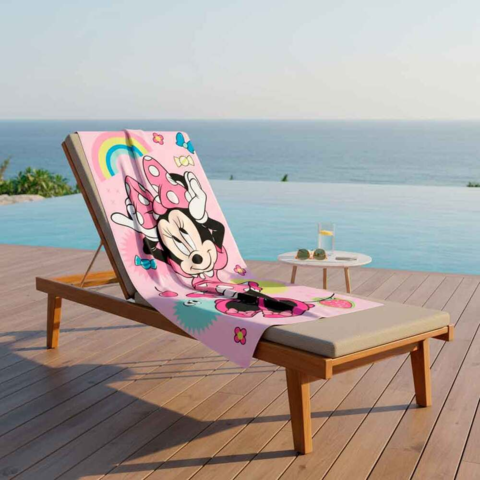 Minnie-Mouse-badehåndklæde-ved-liggestol.